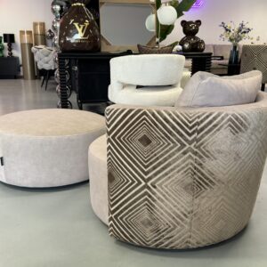 Luxe Velvet Draaifauteuil Anton + Poef – Two Tone Custom